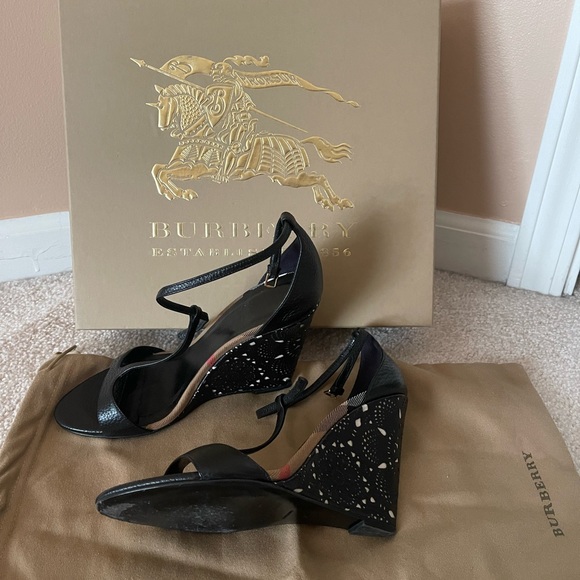 BURBERRY Sandals!! - Picture 2 of 9